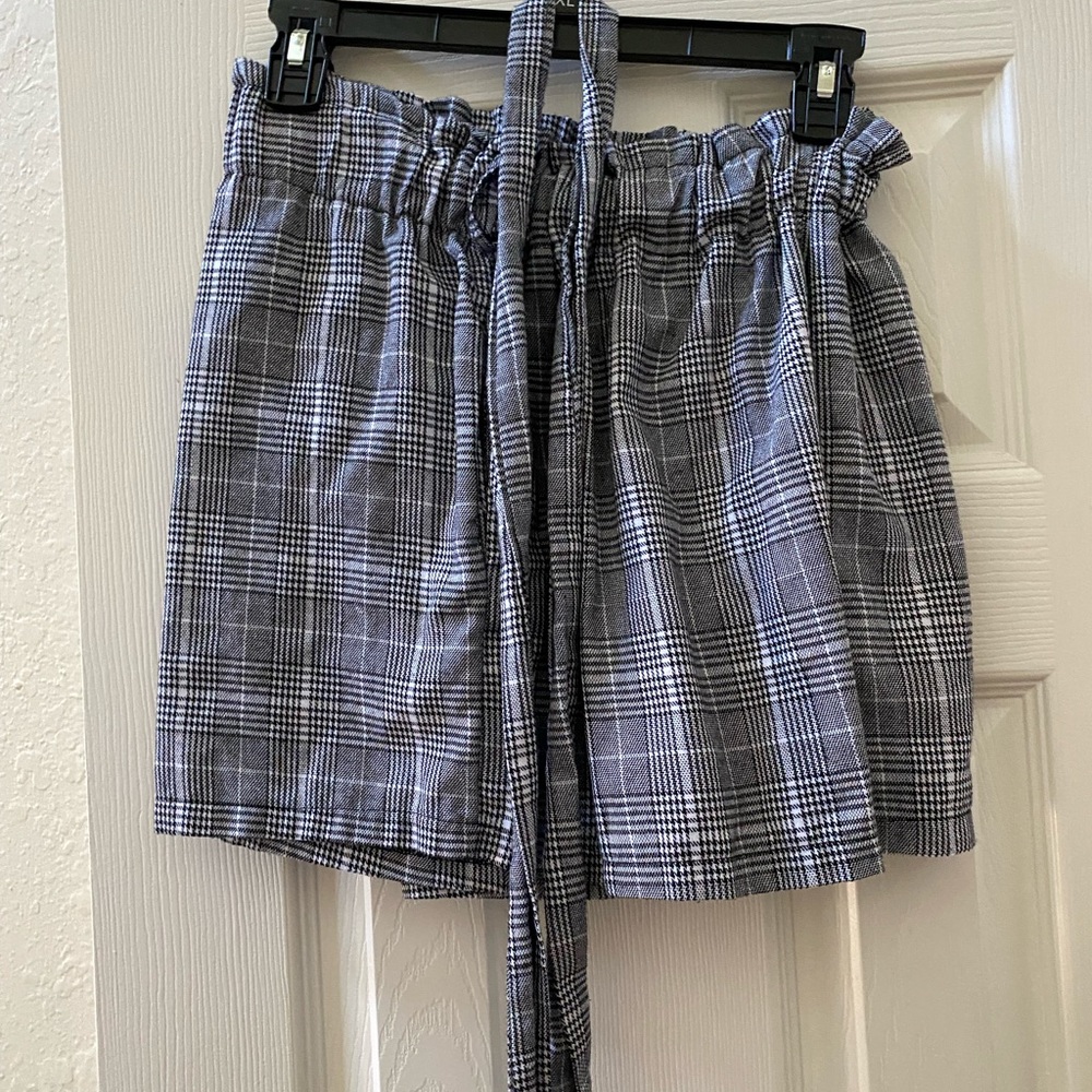 Black & white paper bag waist shorts